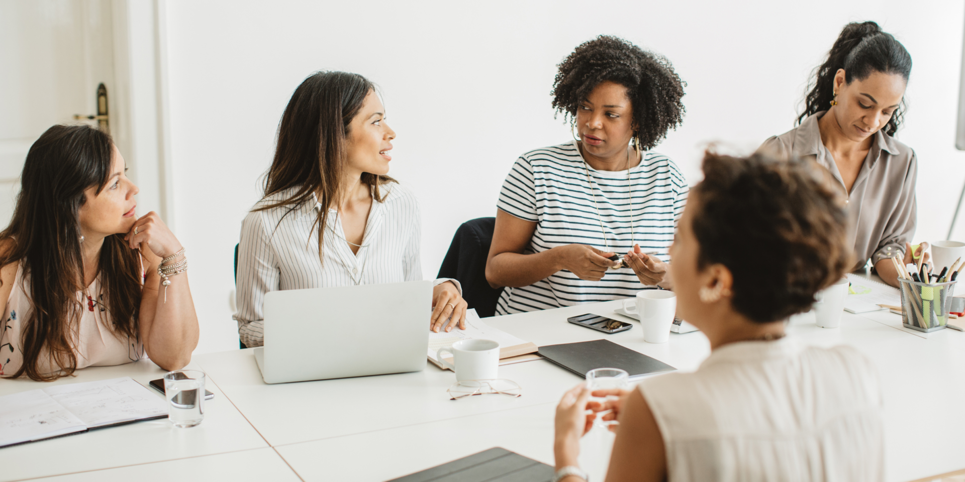 Women talking at the table.